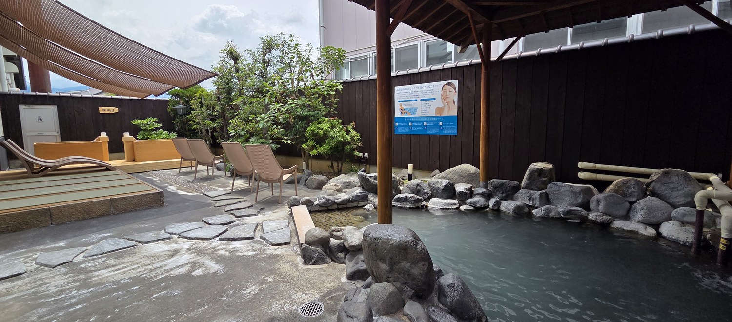 露天風呂や岩盤浴や、温泉サロンもご用意しました。あなたもリフレッシュしませんか？